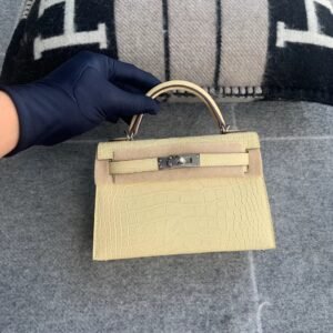 Mini Turnlock Flap Bag 19cm – Matte Alligator, Vanille, Silver Hardware