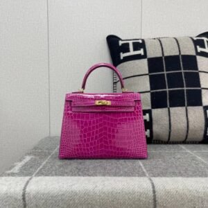 Turnlock Flap Bag Sellier 25cm – Shiny Porosus Crocodile, Rose Sheherazade, Gold Hardware