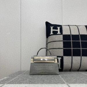 Mini Turnlock Flap Bag 19cm – Shiny Alligator, Gris Tourterelle, Silver Hardware (AG-26199)