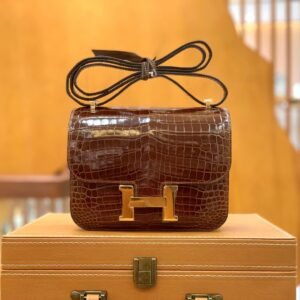 Buckle Flap Bag 18cm – Shiny Niloticus Crocodile, Brulee, Gold Hardware