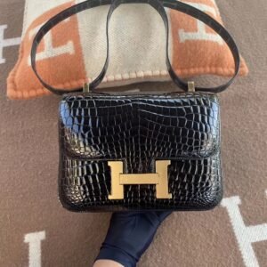 Buckle Flap Bag 24cm – Shiny Niloticus, Noir, Gold Hardware