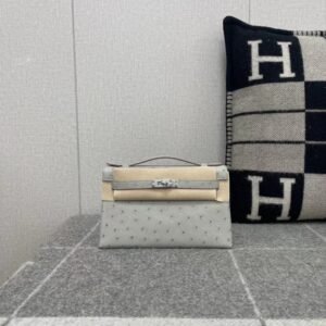 Turnlock Pochette 22cm – Ostrich, Gris Pearl, Silver Hardware