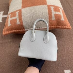 Mini Rounded Zip Bag 18cm – Chevre, Gris Pearl, Silver Hardware