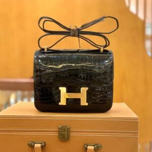 Buckle Flap Bag 18cm – Shiny Niloticus Crocodile, Black, Gold Hardware (AG-07233)