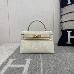 Mini Turnlock Flap Bag 19cm – Matte Alligator, Gris Pearl, Gold Hardware