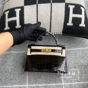 Mini Turnlock Flap Bag 19cm – Shiny Alligator, Black, Gold Hardware
