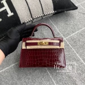 Mini Turnlock Flap Bag 19cm – Shiny Crocodile, Bordeaux, Gold Hardware