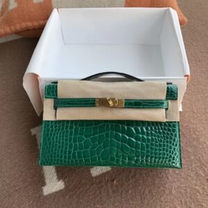 Turnlock Pochette 22cm – Shiny Alligator, Vert Emeraude, Gold Hardware