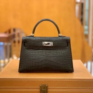 Mini Turnlock Flap Bag 19cm – Matte Alligator Crocodile, Noir, Gold Hardware