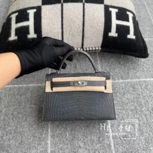 Mini Turnlock Flap Bag 19cm – Matte Alligator, Gris Graphite, Silver Hardware