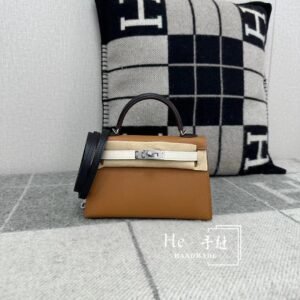 Mini Turnlock Flap Bag 19cm – Epsom, Four Colors:gold / Craie / Black / Blue Saphir, Silver Hardware