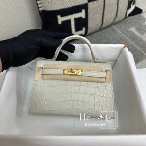 Mini Turnlock Flap Bag 19cm – Matte Alligator, Beton, Gold Hardware (AG-17176)