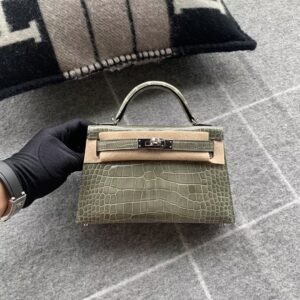 Mini Turnlock Flap Bag 19cm – Shiny Alligator, Gris Tourterelle, Silver Hardware (AG-25476)