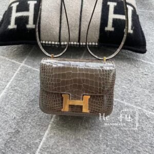 Buckle Flap Bag 18cm – Shiny Alligator, Gris Tourterelle, Gold Hardware