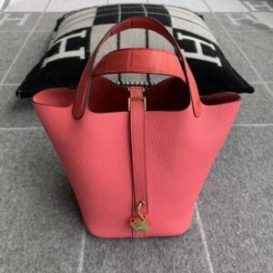 Bucket Tote Exotic-Trim 18cm – Clemence / Matte Crocodile, Rose Azalee, Gold Hardware