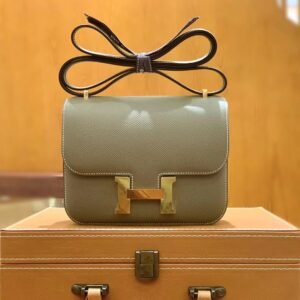 Buckle Flap Bag 19cm – Epsom, Gris Elephant, Gold Hardware