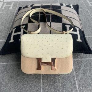 Buckle Flap Bag 24cm – Ostrich, Parchemin, Silver Hardware