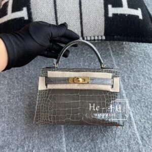 Mini Turnlock Flap Bag 19cm – Shiny Alligator, Gris Tourterelle, Gold Hardware
