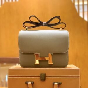 Buckle Flap Bag 24cm – Epsom, Gris Elephant, Gold Hardware